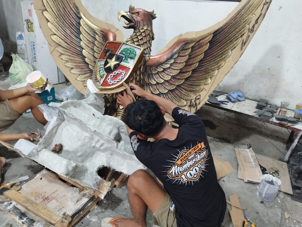 Proses pembuatan produk kerajinan tangan berupa Omah Kreatip. Sumber foto: Istimewa.