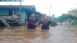 Curah hujan tinggi di Kecamatan Tanah Pinoh Barat, Kabupaten Melawi menyebabkan debit air sungai pinoh meluap.