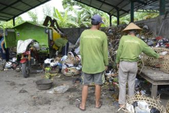 Proses pengelolaan sampah BUM Desa Panggung Lestari Sumber Foto: Panggungharjo.desa.id