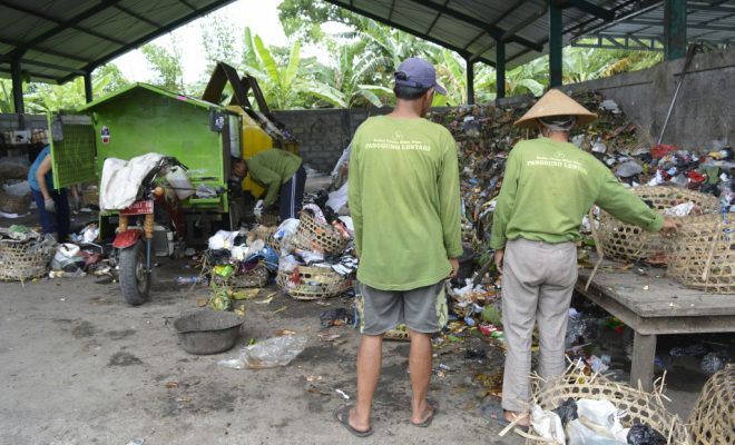 Proses pengelolaan sampah BUM Desa Panggung Lestari Sumber Foto: Panggungharjo.desa.id