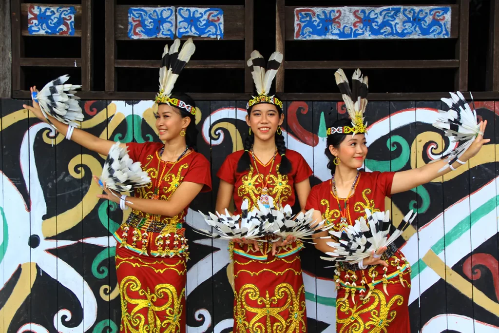 Upacara penyambutan tamu di Desa Kampung Merasa. Dok ; Indonesia.travel