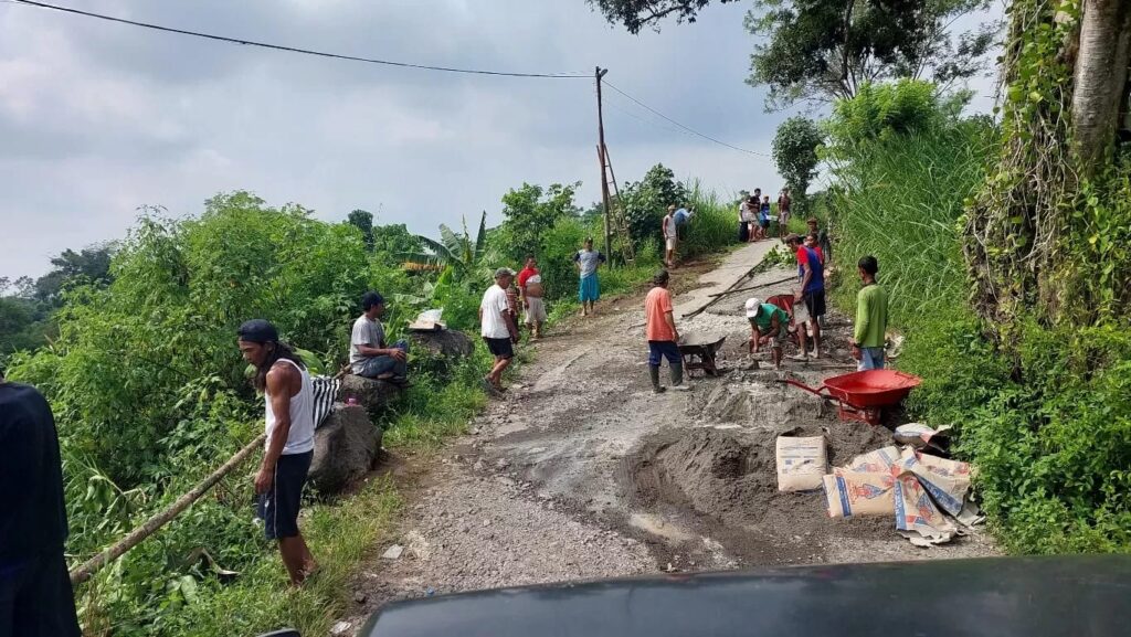 Warga Desa Jelok, Kecamatan Cepogo memperbaiki jembatan yang rusak di wilayah setempat Sumber Foto : (Ragil Listiyo/Radar Solo)