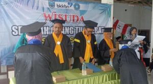 30 Orang Tua Hebat saat mengikuti prosesi wisuda oleh Pemdes Alasnyiur. Sumber Foto : iNewsProbolinggo.id/Doni)