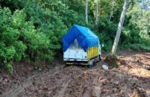 Akses jalan kabupaten di Desa Cinerang tak kunjung diperbaiki. Foto iNewsCianjur.id