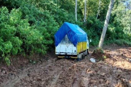 Akses jalan kabupaten di Desa Cinerang tak kunjung diperbaiki. Foto iNewsCianjur.id