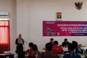 Bupati Demak Eisti'anah saat memberikan arahan dalam sosialisasi bantuan keuangan khusus (BKK). Sumber Foto : Jateng.antaranews.com/Akhmad Nazaruddin Lathif