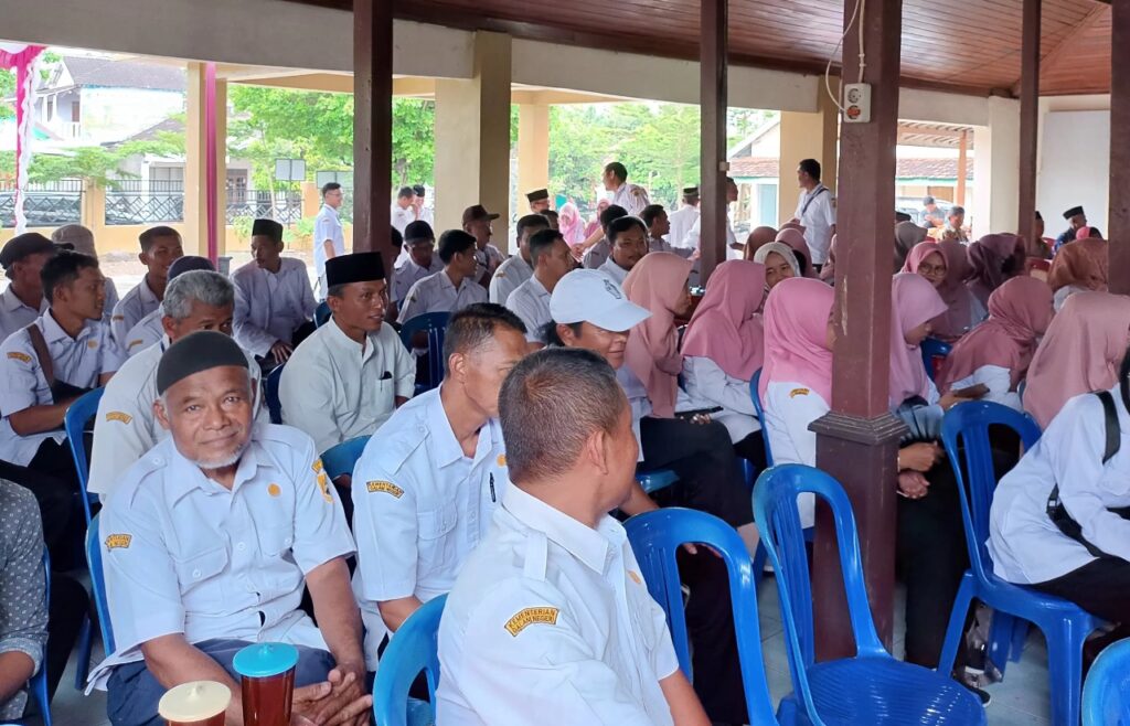 Perangkat desa se Kecamatan Kalijambe, Sragen mengikuti halal bihalal dan penghimpunan dana sosial. (Ahmad Khairudin/Radar Solo)