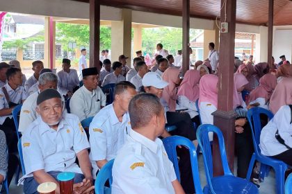 Perangkat desa se Kecamatan Kalijambe, Sragen mengikuti halal bihalal dan penghimpunan dana sosial. (Ahmad Khairudin/Radar Solo)