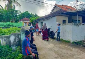 Warga menghalangi pekerja yang akan mendirikan bangunan di atas tanah kuburan Desa Kalianget Barat, Kecamatan Kalianget, Sumenep, Jawa Timur, Foto : Beritasatu.com/Didik Setia Budi