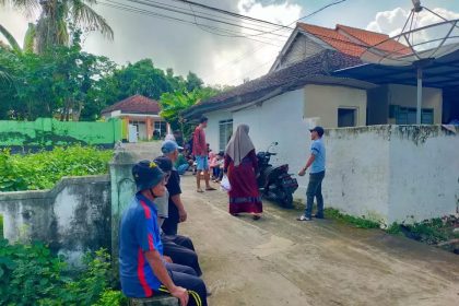 Warga menghalangi pekerja yang akan mendirikan bangunan di atas tanah kuburan Desa Kalianget Barat, Kecamatan Kalianget, Sumenep, Jawa Timur, Foto : Beritasatu.com/Didik Setia Budi