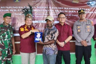 Kantor Imigrasi Kelas II TPI Biak mengadakan kegiatan Pembentukan Desa Binaan Imigrasi di Kampung Padwa, Distrik Yendidori, Kabupaten Biak Numfor, Sumber Foto: Dok. Tribun Papua