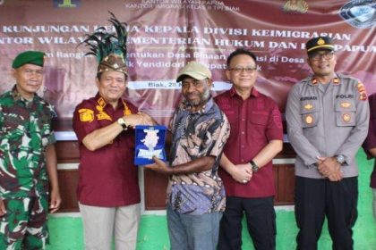 Kantor Imigrasi Kelas II TPI Biak mengadakan kegiatan Pembentukan Desa Binaan Imigrasi di Kampung Padwa, Distrik Yendidori, Kabupaten Biak Numfor, Sumber Foto: Dok. Tribun Papua