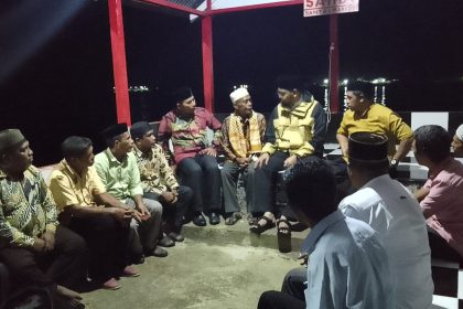 Bupati Kabupaten Halmahera Selatan, Hasan Ali Bassam Kasuba denga sejumlah warga desa, Sumber Foto: Dok. Halmahera Raya