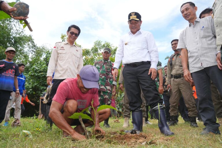 keterangan foto: penanaman pohon oleh warga bersama Pj Gubernur Sulsel, sumber foto: Humas Sulsel