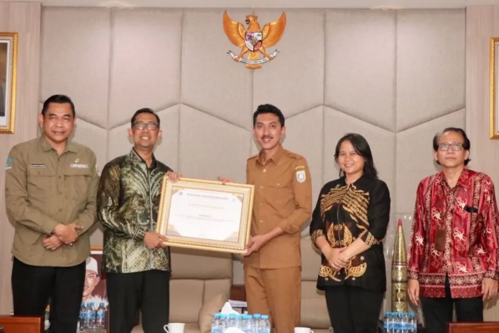 Bupati Banjar Saidi Mansyur menerima piagam penghargaan kinerja terbaik pengelolaan dana desa yang diserahkan Kepala Kanwil Direktorat Jenderal Perbendaharaan (DJPb) Kalsel Syafriadi.