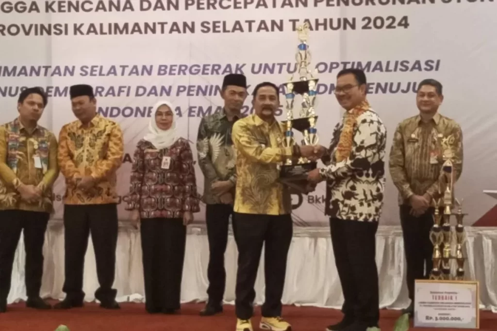 Pj Bupati Tanah Laut menerima penghargaan sebagai Terbaik Pertama Kampung Keluarga Berkualitas tingkat Provinsi Kalimantan Selatan Tahun 2024.