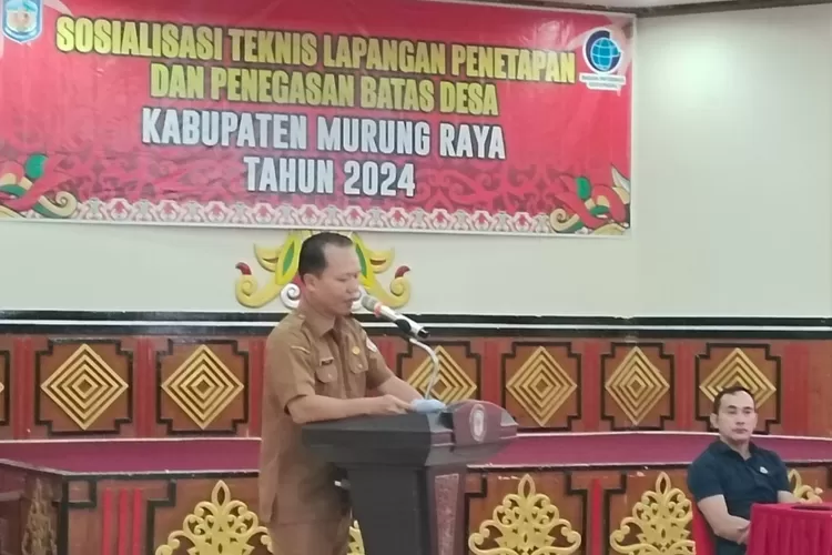 Asisten III Setda Murung Raya, Batara saat menyampaikan sambutan pada sosialisasi teknis lapangan Penetapan dan Penegasan Batas Desa (PPBDes) di Gedung Pertemuan Umum (GPU) Tira Tangka Balang di Puruk Cahu.