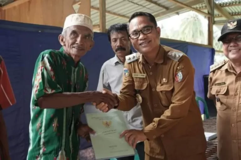 foto: wakil bupati sigi saat membagikan sertifikat, sumber foto: Humas Pemkab Sigi