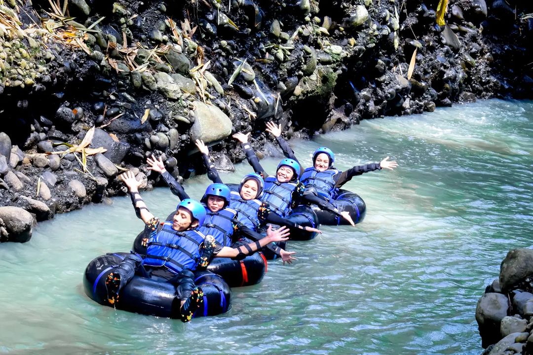 Kebahagiaan wisatawan saat menikmati arum jeram di Desa Wisata Karangbayat. Sumber foto: Akun Instagram Dewakar Official @dewakar_official.