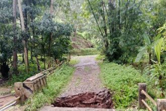 keterangan foto: jembatan Desa Songing Ambruk, sumber foto: Tribun Timur/Muh Ainun
