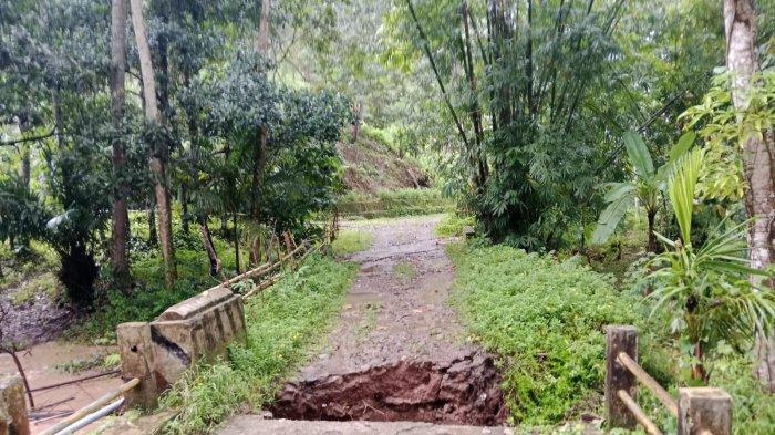 keterangan foto: jembatan Desa Songing Ambruk, sumber foto: Tribun Timur/Muh Ainun