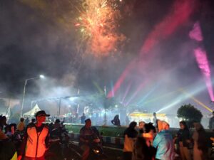 Pesta Kembang Api menutup tradisi malam tabir hari raya 1445/2024. Sumber foto: dok. pribadi/Achmad Fuji Asro