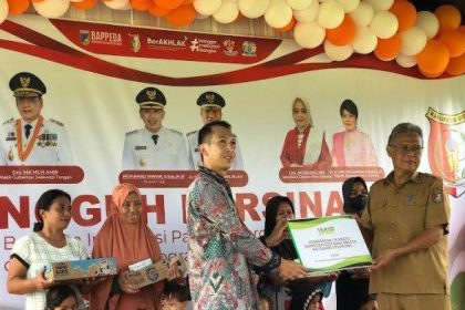 foto: PT IMIP Salurkan bantuan gizi ke Desa Mpanau, sumber foto: Angelina Tribunpalu.com