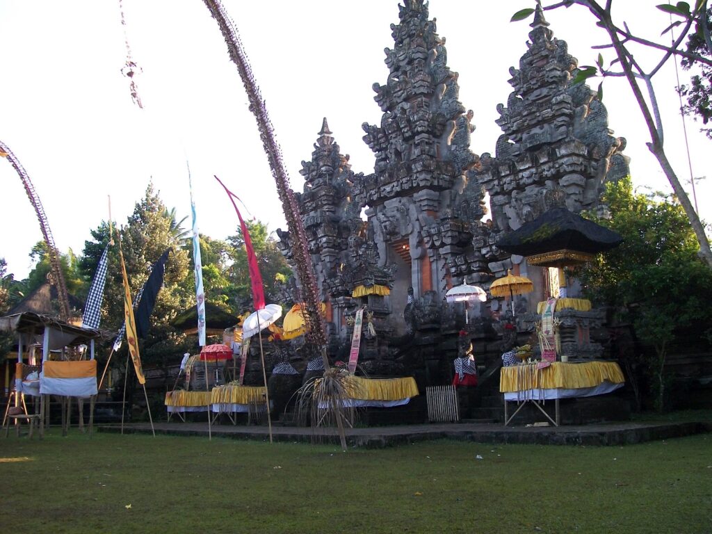 Menelusuri Kekayaan Budaya: Pura Mandhara Giri Semeru, Warisan Spiritual di Lumajang