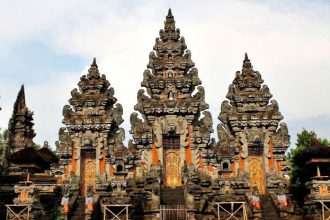 Gapura Pura Mandara Giri Semeru Agung. Sumber Foto: Dokumen Kolom Desa