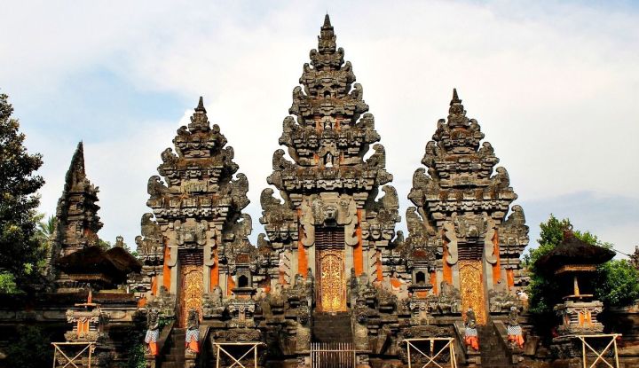 Gapura Pura Mandara Giri Semeru Agung. Sumber Foto: Dokumen Kolom Desa