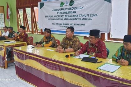 Suasana FGD pengembangan moderasi beragama yang digelar Kemenag Sanggau di Desa Tunggal Bhakti, Kecamatan Kembayan, Kabupaten Sanggau.
