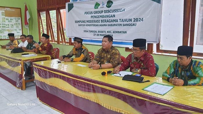 Suasana FGD pengembangan moderasi beragama yang digelar Kemenag Sanggau di Desa Tunggal Bhakti, Kecamatan Kembayan, Kabupaten Sanggau.