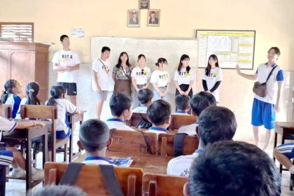 Warga Negara Jepang bertukar budaya dengan Pondok Literasi Sabih (PLS) di Desa Pedawa. Sumber foto : Istimewa