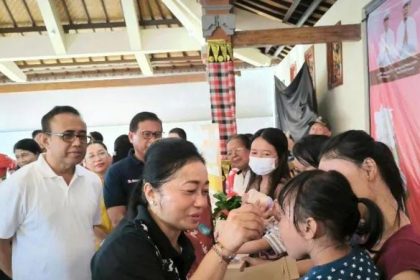 Ketua Tim Penggerak PKK Kota Denpasar Sagung Antari Jaya Negara dan Wali Kota Denpasar I Gusti Ngurah Jaya Negara saat menyuapi makanan sehat kepada salah satu balita dalam Gebyar Uning dan Eling Posyandu Kelurahan Sumerta di Denpasar, Minggu (31/3/2024). Sumber foto : Antarabali.com