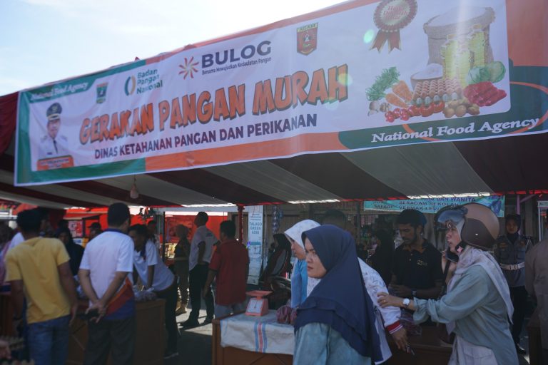 Gerakan bazar pangan murah di Pasar Padang Baru Lubuk Basung. Sumber foto: minangkabaunews.com