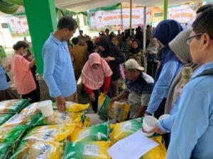 Warga Bojonegoro Rasakan Manfaat Gerakan Pangan Murah Jelang Lebaran, Harga Kebutuhan Pokok Terjangkau. Sumber Foto : bojonegorokab.go.id