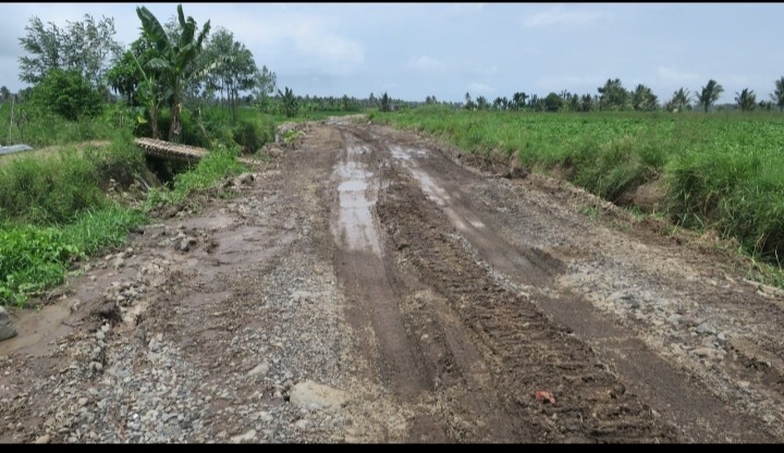 Pembangunan jalan baru di Desa Sumberbaru, Banyuwangi. Sumber foto : kabarbaru.co