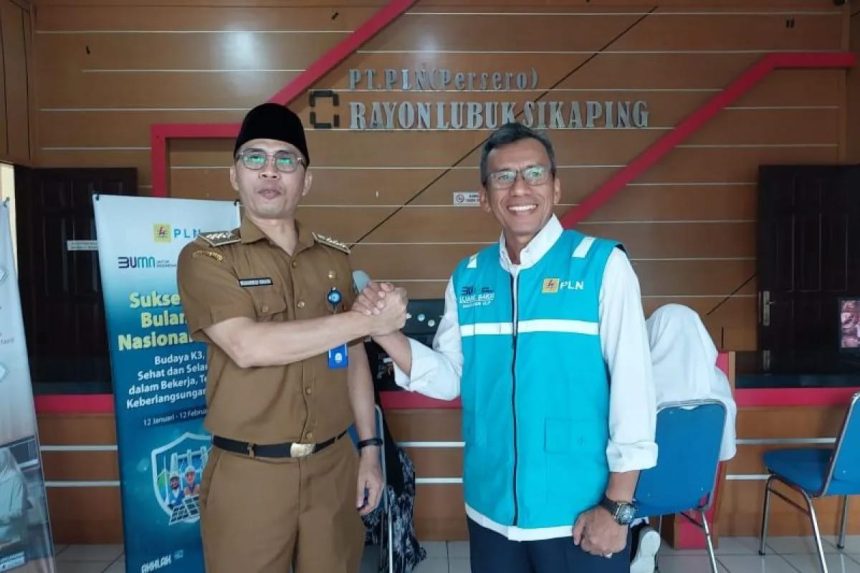 Camat Rao Utara Muhammad Isnaini menemui Manager ULP PT PLN (Persero) untuk perbaikan listrik di Kecamatan Rao Utara. Sumber foto: sumbar.antaranews.com