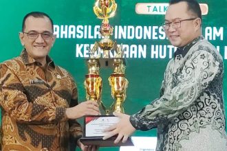 Pj Gubernur Sumsel H Agus Fatoni yang diwakili Drs H Edward Candra MH menerima langsung Penghargaan Clean Air Championship Awards Tingkat Nasional tahun 2024 dari Institut Pertanian Bogor (IPB). Sumber foto: radarpalembang.disway.id