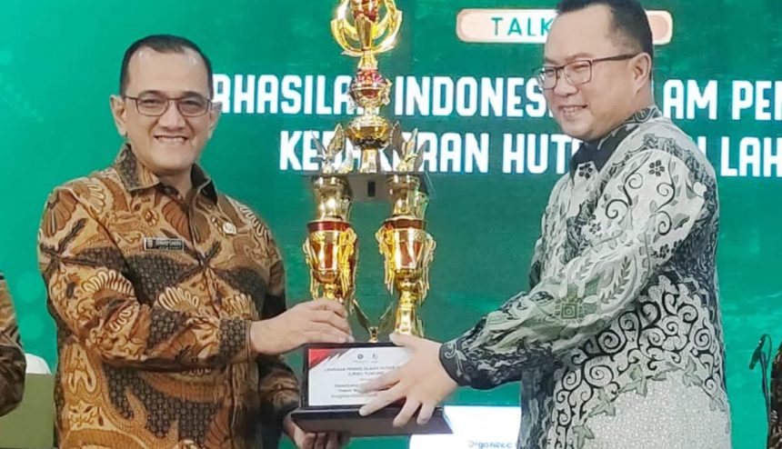 Pj Gubernur Sumsel H Agus Fatoni yang diwakili Drs H Edward Candra MH menerima langsung Penghargaan Clean Air Championship Awards Tingkat Nasional tahun 2024 dari Institut Pertanian Bogor (IPB). Sumber foto: radarpalembang.disway.id