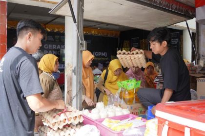 Antusias warga sekitar dalam kegiatan Gerakan Pangan Murah yang digelar oleh Pemkot Padang Panjang. Sumber foto: www.topsumbar.co.id