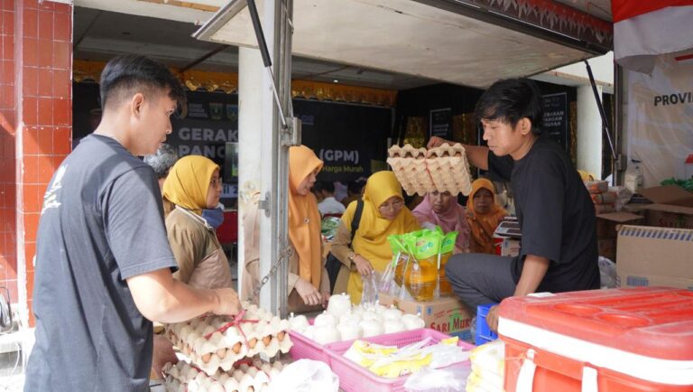 Antusias warga sekitar dalam kegiatan Gerakan Pangan Murah yang digelar oleh Pemkot Padang Panjang. Sumber foto: www.topsumbar.co.id