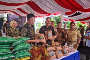 Pemerintah Kabupaten (Pemkab) OKU Timur dan Kejaksaan Negeri (Kejari) OKU Timur menggelar pasar murah dan gerakan pangan murah. Sumber foto: sumeks.disway.id