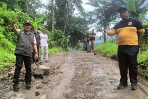 Sekda Kabupaten Kuningan Dian Rachmat Yanuar (kiri) saat meninjau kondisi ruas jalan di Desa Subang, Kuningan, Jabar. Sumber Foto : ANTARA/HO-Humas Pemkab Kuningan