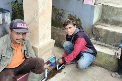 Pemasangan watermeter di rumah-rumah warga Sumber Foto : radarbromo.jawapos.com