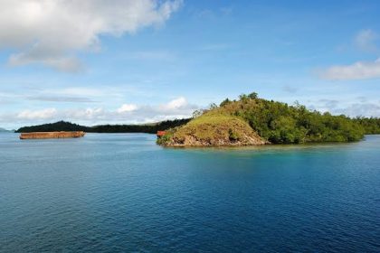 Perairan dan pulau Fau yang indah ini menjadi tempat berlabuhnya kapal dan tongkang pengangkut ore nikel, Sumber Foto : Mongabay Indonesia