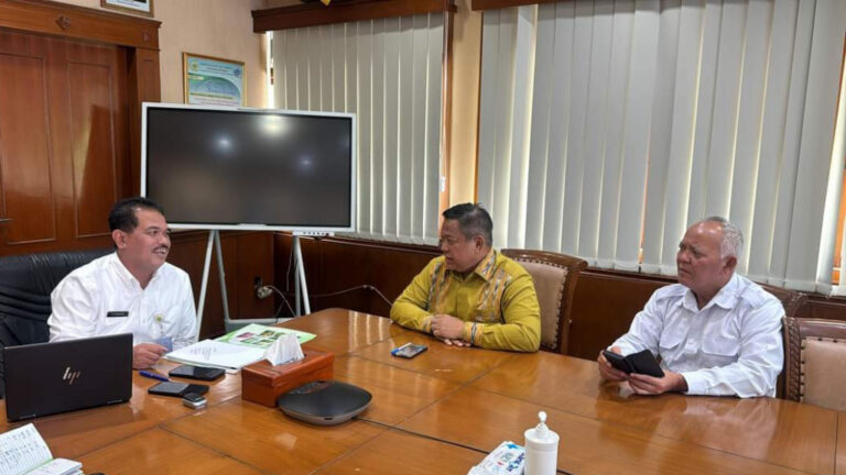 Bupati Dairi Eddy Keleng Ate Berutu audensi ke Dirjen Tanaman Pangan Kementan RI Suwandi dan Staf Khusus Kementan Hasil Sembiring. Sumber foto: dairi.wahananews.co