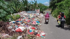 Terlihat tumpukan sampah di jalan Desa Pendagan, Kecamatan Muaradua. Sumber foto: okuselatan.disway.id