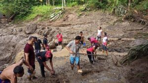 Warga saat membersihkan material banjir dan longsor di Desa Gegelang. Sumber foto : tribunbali.com