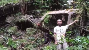 Warga Kampung Waserat, Distrik Fakfak Timur Tengah, yang kembali mendapati sisa peninggalan Perang Dunia II berupa bangkai pesawat tempur milik Jepang di Gunung Mbaham, Kabupaten Fakfak, Provinsi Papua Barat. Sumber Foto: Dok. Tribunpapuabarat